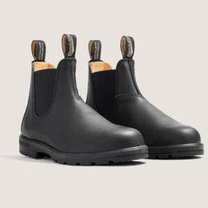 Black Blundstone Chelsea Boots